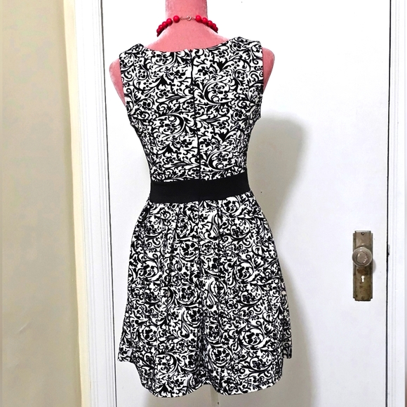 Pronto Moda J & M black and white flocked mini dress, size Small. - Picture 8 of 11